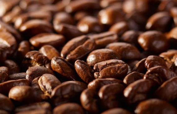 Темно обжаренный кофе содержит меньше кофеина, чем более светлая обжарка.